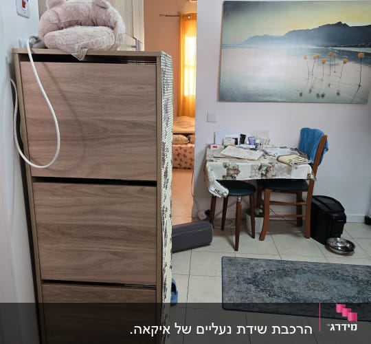 חדר עם רהיטים, שולחן וכיסאות, תמונה על הקיר